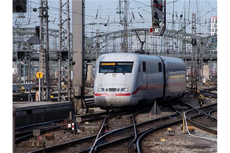 Ein ICE der Deutschen Bahn fährt in den Hauptbahnhof ein. Öfter mal den Fuß vom Gas nehmen - das ist auch das Motto für viele Lokführer. Foto: Sven Hoppe/dpa