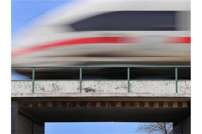 Ein ICE fährt auf der Bahnstrecke Augsburg-Ulm. Foto: Karl-Josef Hildenbrand/dpa