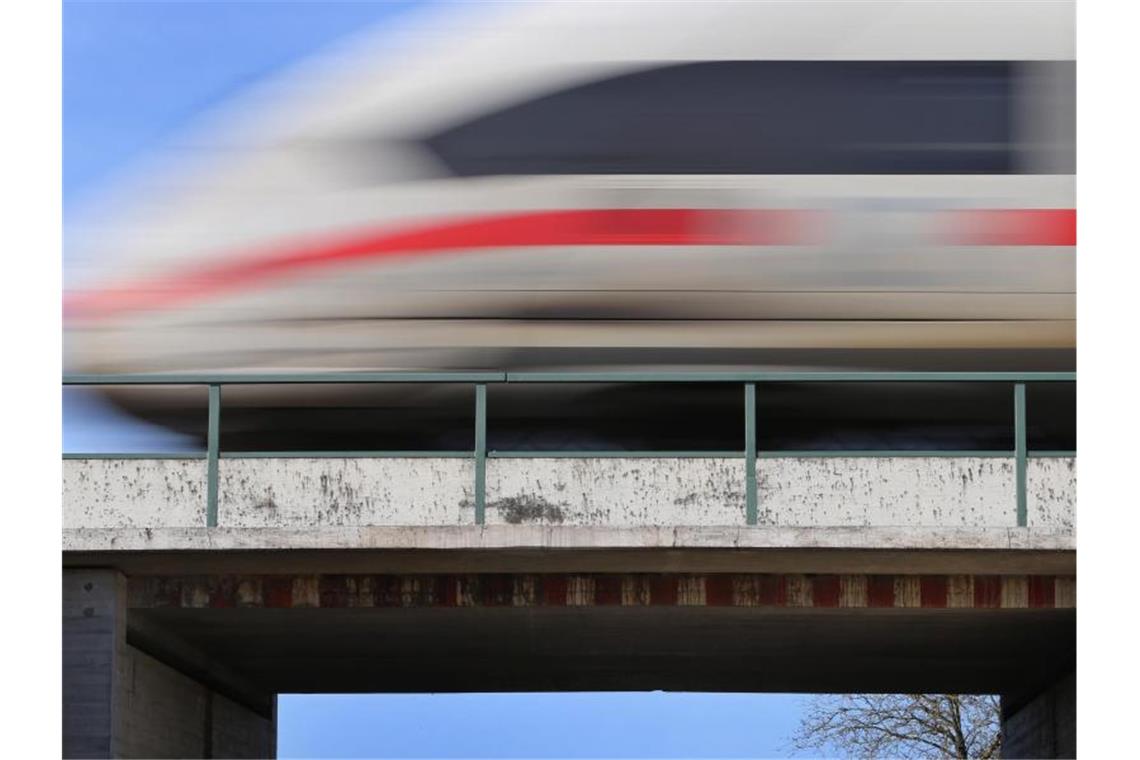 Ein ICE fährt auf der Bahnstrecke Augsburg-Ulm. Foto: Karl-Josef Hildenbrand/dpa/Archivbild