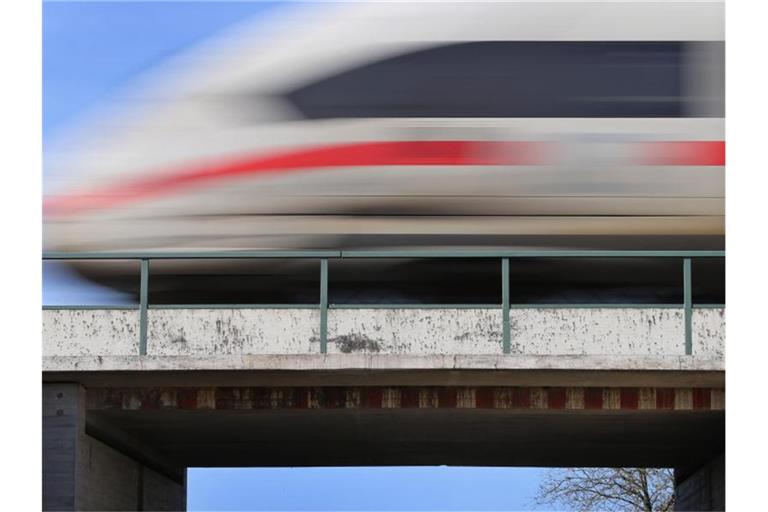 Ein ICE fährt auf der Bahnstrecke Augsburg-Ulm. Foto: Karl-Josef Hildenbrand/dpa/Archivbild