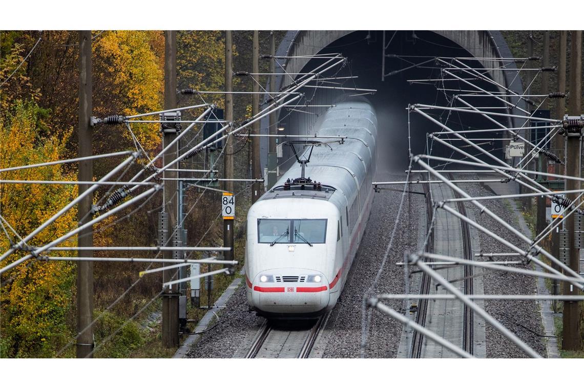 Ein ICE fährt auf der Schnellfahrstrecke Stuttgart - Mannheim nahe der Enztalbrücke aus einem Tunnel heraus.