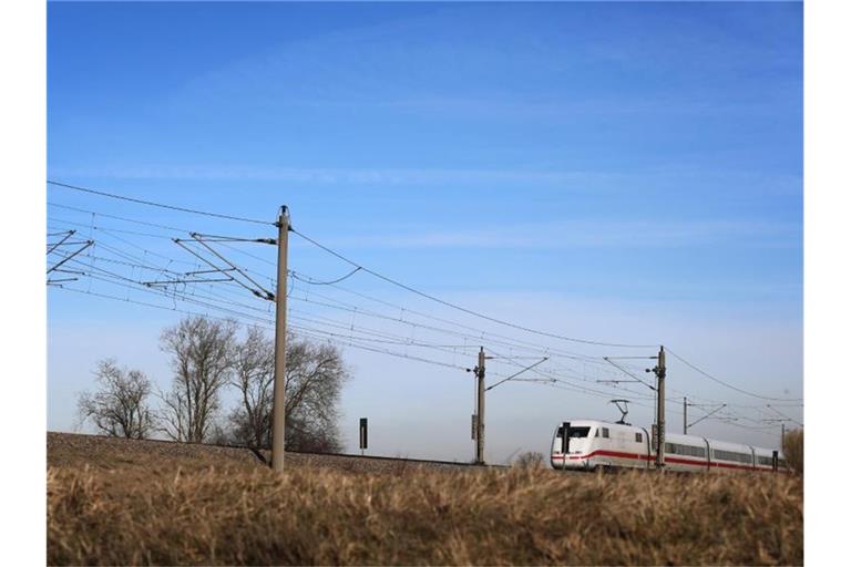 Ein ICE fährt bei Diedorf im Landkreis Augsburg auf der bestehenden Bahnstrecke Augsburg-Ulm. Foto: Karl-Josef Hildenbrand/dpa/Archivbild