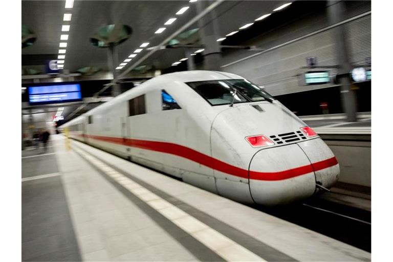 Ein ICE fährt im Berliner Hauptbahnhof ab. Ab dem 13, Dezember sollen mehr Züge zwischen Berlin und Hamburg fahren. Foto: Christoph Soeder/dpa