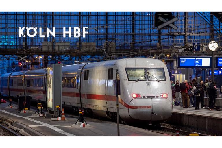 Ein ICE im Kölner Hauptbahnhof. Am 23. Februar wird der Fernverkehr hier für zwölf Stunden umgeleitet. (Archivbild)