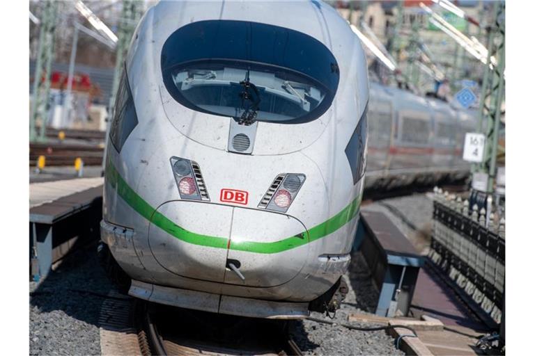 Ein ICE verlässt den Hauptbahnhof in Richtung Berlin. Foto: Hendrik Schmidt/dpa-Zentralbild/dpa/Archivbild