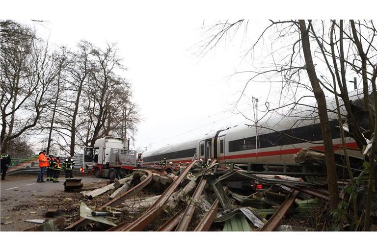 Ein ICE war am Nachmittag an einem Bahnübergang im Hamburger Stadtteil Rönneburg gegen einen Sattelzug gefahren.