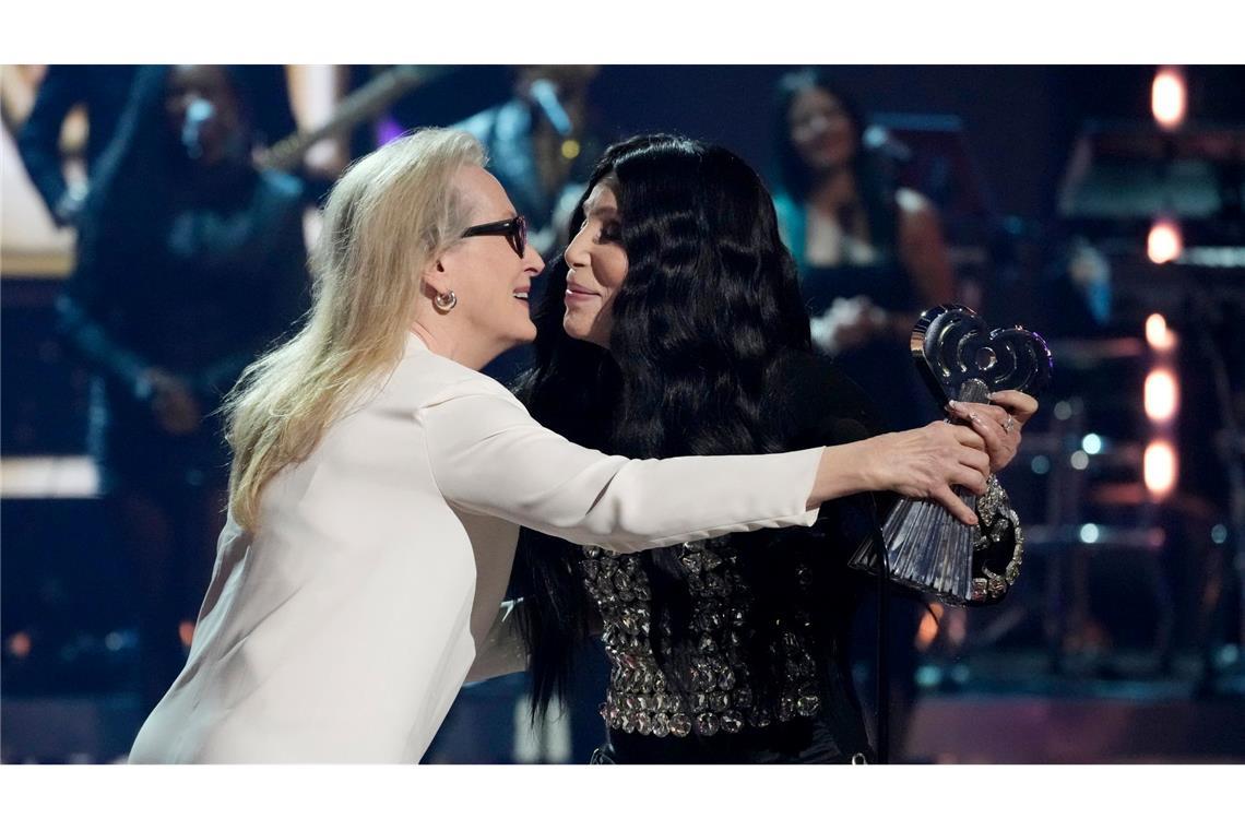 Ein im wahrsten Sinne des Wortes ikonisches Bild: Bei den iHeartRadio Music Awards in Los Angeles wurde Sängerin Cher (77) als Ikone ausgezeichnet. Überreicht wurde der Preis von einer anderen Ikone: Schauspielerin Meryl Streep (74).