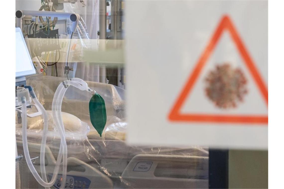 Intensivstationen werden entlastet: Weniger Corona-Patienten Ein Intensivbett mit Beatmungseinheit steht auf einer Corona-Station. Foto: Robert Michael/dpa-Zentralbild/Symbolbild