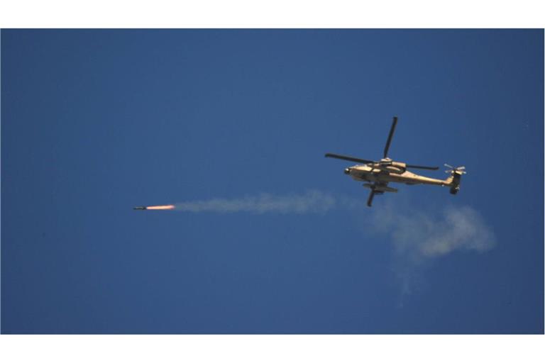 Ein israelischer Helikopter feuert ein Geschoss ab. (Archivbild)