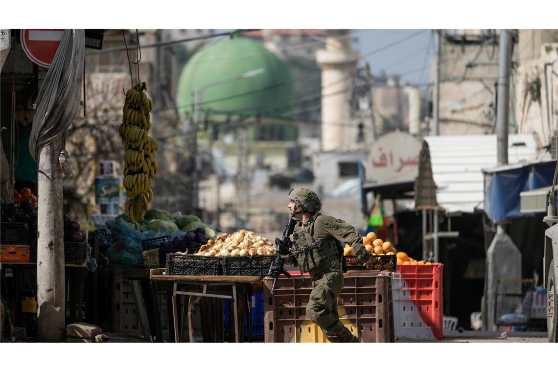 Ein israelischer Soldat läuft während einer Armeeoperation in Stellung.