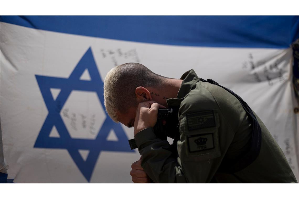 Ein israelischer Soldat neben der Nationalflagge: Gibt es für Israel einen Ausweg aus diesem Schlamassel?