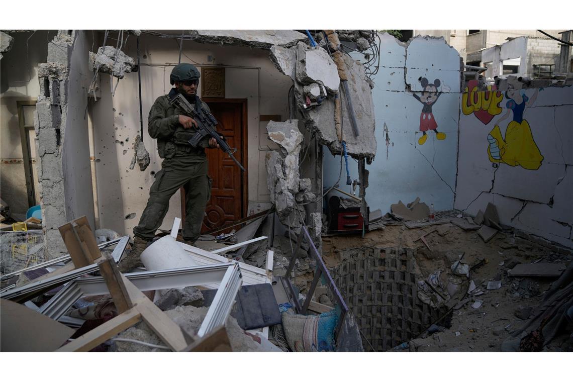 Ein israelischer Soldat steht am Eingang eines Tunnels, in dem nach Angaben des Militärs kürzlich sechs israelische Geiseln von militanten Hamas-Kämpfern im südlichen Gazastreifen getötet wurden.