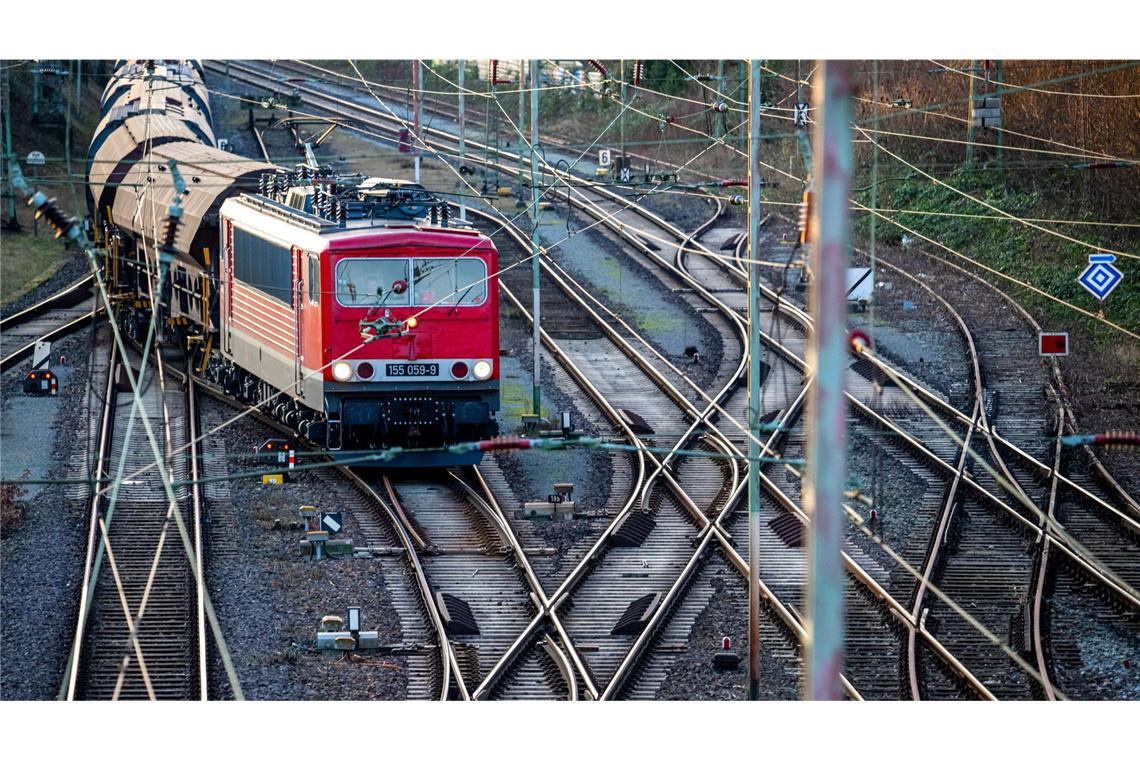 Ein Jugendlicher ist in Remchingen auf einen Güterzug gekletter (Symbolbild).