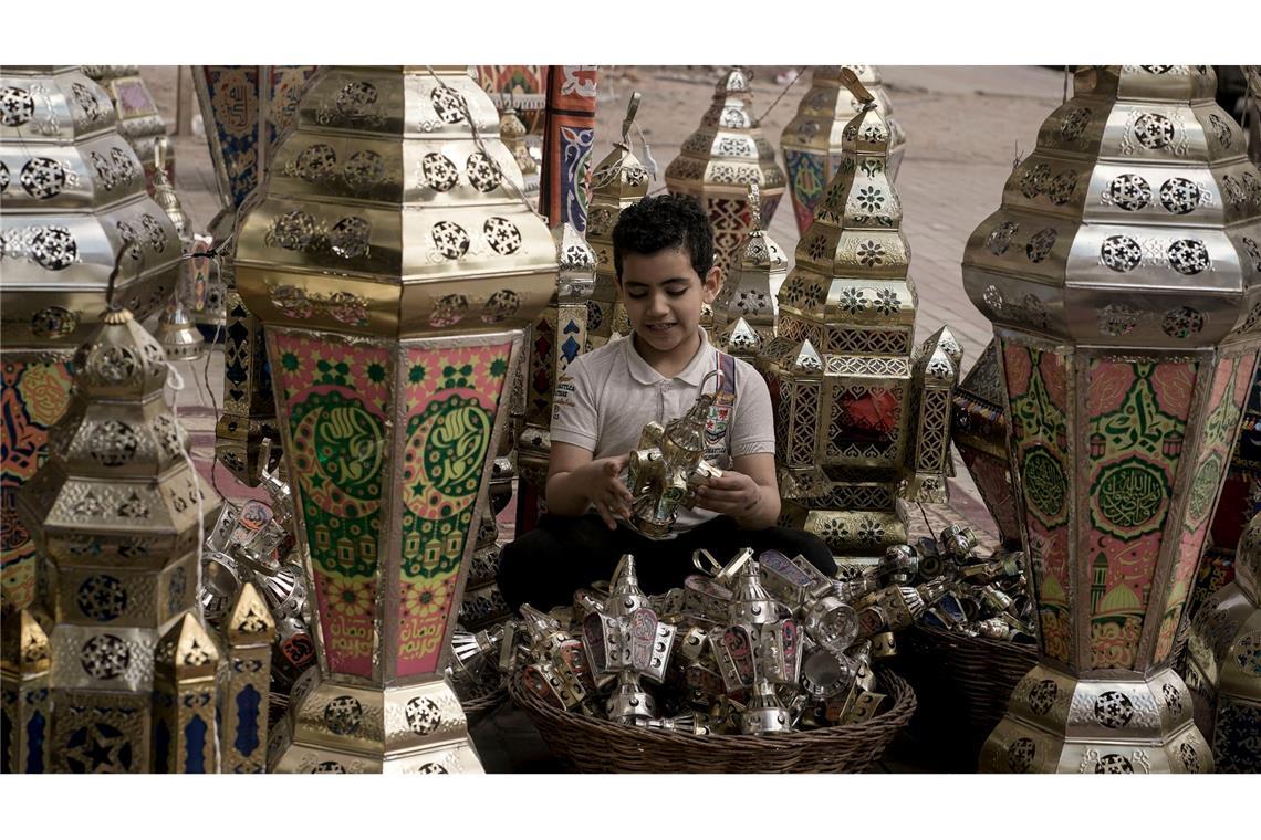 Ein Junge betrachtet eine traditionelle Laterne. Der für Muslime heilige Fastenmonat Ramadan steht bevor.