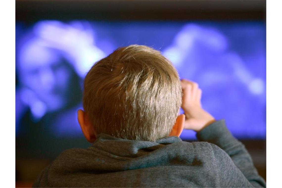 Fernsehen auch in Corona-Zeiten bei Kindern beliebt Ein Junge sitzt vor dem Fernseher. Foto: picture alliance /dpa/Archivbild
