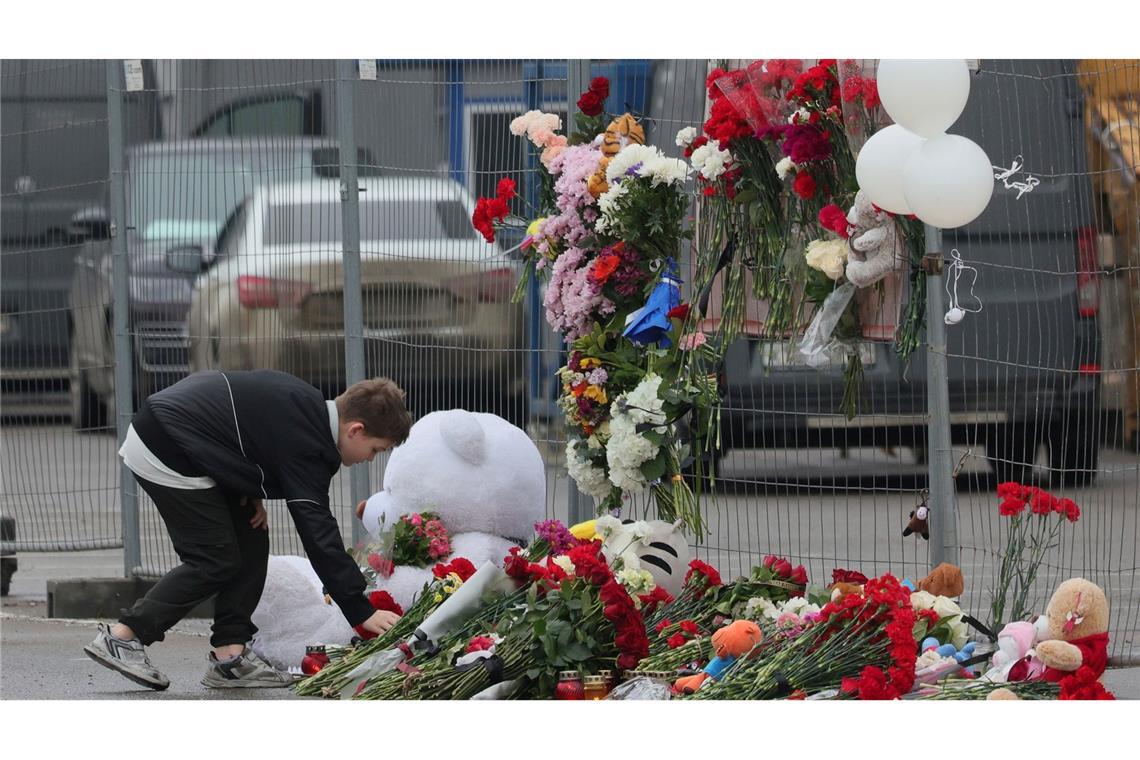 Ein Junge trauert um die Opfer des Anschlags auf die Crocus City Hall in Moskau.