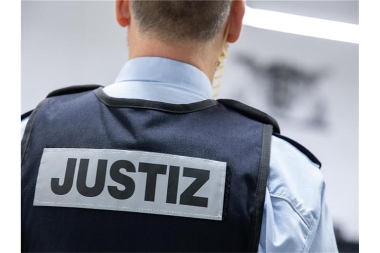 Ein Justizbeamter steht in einem Gerichtssaal. Foto: Sebastian Gollnow/dpa/Symbolbild