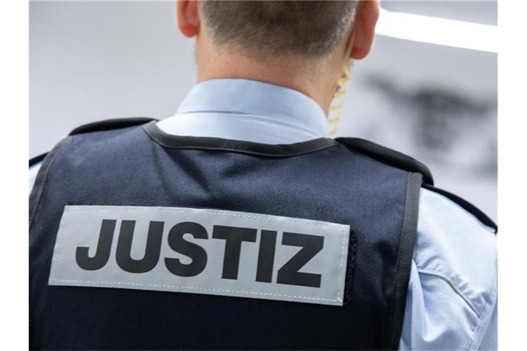 Ein Justizbeamter steht in einem Gerichtssaal. Foto: Sebastian Gollnow/dpa/Symbolbild