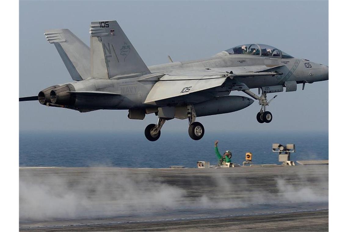 Tornado-Nachfolge geht voran: Lambrecht sprach mit Scholz Ein Kampfflugzeug vom Typ F/A-18 Hornet startet vom Fleugzeugträger USS Ronald Reagan vor der südkoreanischen Küste. Foto: Song Kyung-Seok / Pool/epa/dpa