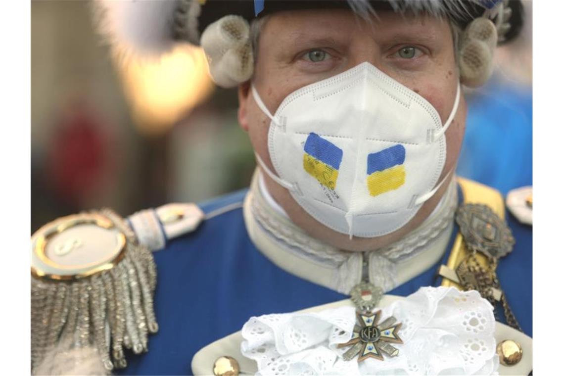 Eine Viertelmillion Menschen gegen den Krieg in Köln Ein Karnevalist trägt die ukrainischen Landesfarben bei der Friedensdemonstration am Rosenmontag. Foto: Oliver Berg/dpa