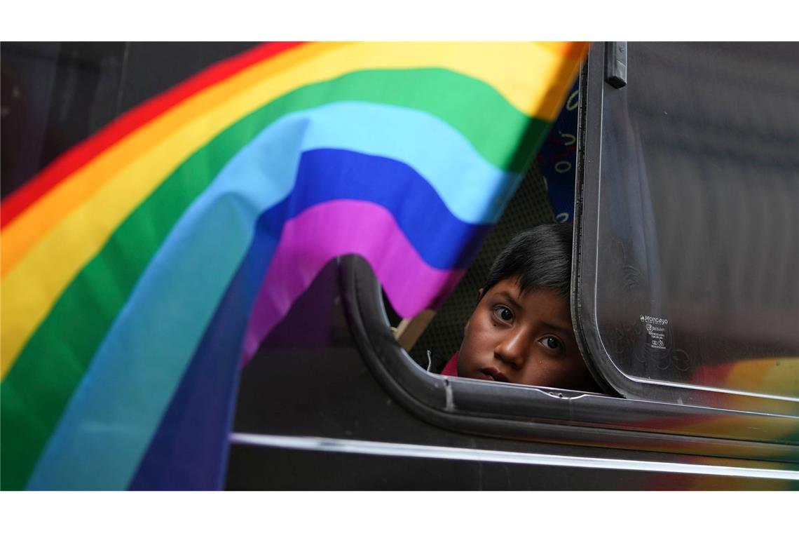 Ein Kind schaut aus einem Busfenster während einer Wahlkampfveranstaltung in Ecuador vor den bevorstehenden Wahlen am 9. Februar.