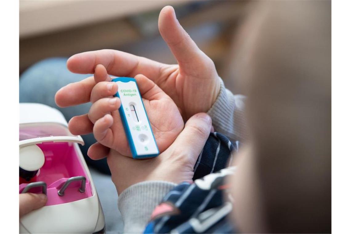 RKI: Sieben-Tage-Inzidenz steigt auf 362,7 Ein Kita-Kind und seine Mutter warten daheim auf das Ergebnis eines Corona-Selbsttests. Foto: Friso Gentsch/dpa
