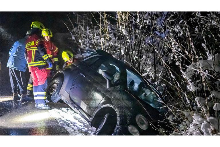 Ein Kleinwagen ist bei Straßenglätte im westlichen Sauerland in einen Graben gerutscht.