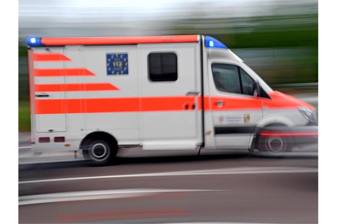 Ein Krankenwagen fährt mit Blaulicht auf einer Straße. Foto: Hendrik Schmidt/dpa-Zentralbild/ZB/Symbolbild