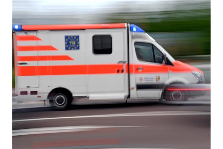 Ein Krankenwagen fährt mit Blaulicht auf einer Straße. Foto: Hendrik Schmidt/dpa-Zentralbild/ZB/Symbolbild