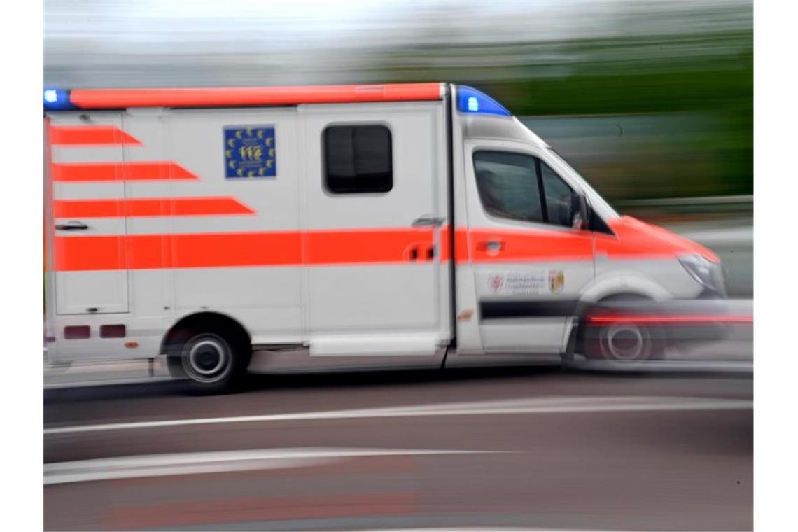 Ein Krankenwagen fährt mit Blaulicht auf einer Straße. Foto: Hendrik Schmidt/dpa-Zentralbild/ZB/Symbolbild