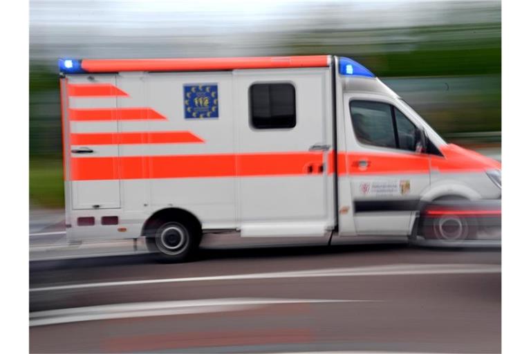 Ein Krankenwagen fährt mit Blaulicht auf einer Straße. Foto: Hendrik Schmidt/dpa-Zentralbild/ZB/Symbolbild