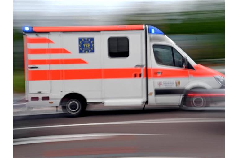 Ein Krankenwagen fährt mit Blaulicht auf einer Straße. Foto: Hendrik Schmidt/dpa-Zentralbild/ZB/Symbolbild