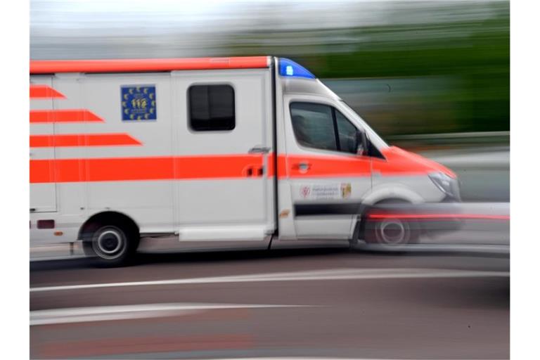 Ein Krankenwagen fährt mit Blaulicht auf einer Straße. Foto: Hendrik Schmidt/dpa-Zentralbild/ZB/Symbolbild