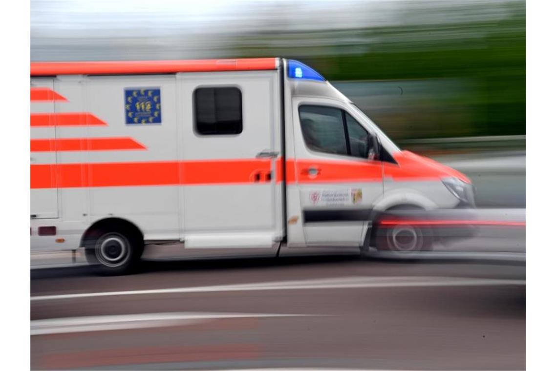 Fußgängerin wird von Transporter erfasst und stirbt Ein Krankenwagen fährt mit Blaulicht durch die Innenstadt. Foto: Hendrik Schmidt/dpa-Zentralbild/ZB/Symbolbild