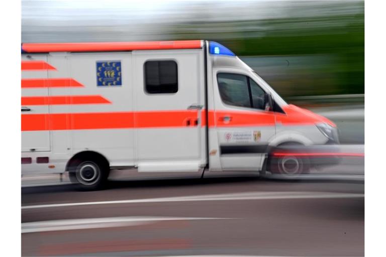 Ein Krankenwagen fährt mit Blaulicht durch die Innenstadt. Foto: Hendrik Schmidt/dpa-Zentralbild/ZB/Symbolbild