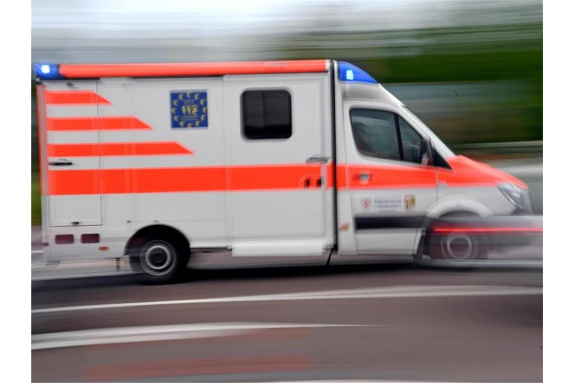 Ein Krankenwagen fährt mit Blaulicht zu einem Einsatz. Foto: Hendrik Schmidt/dpa-Zentralbild/ZB/Symbolbild