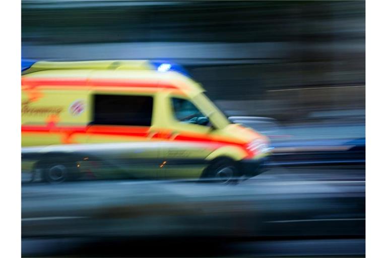 Ein Krankenwagen im Einsatz. Foto: Arno Burgi/dpa-Zentralbild/dpa/Archivbild