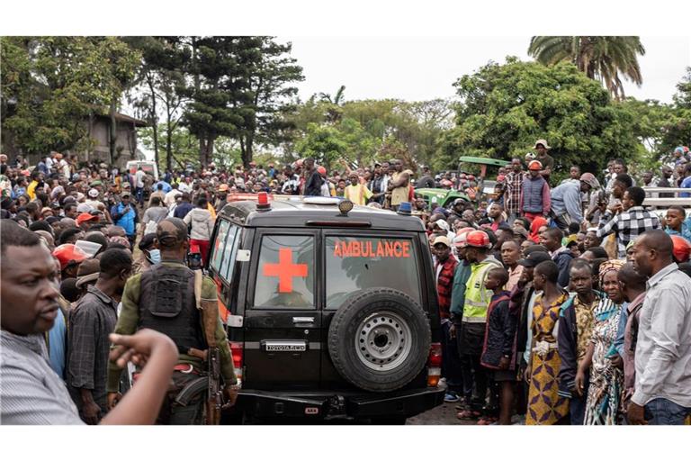 Ein Krankenwagen transportiert Opfer eines Schiffsunglücks in Goma (aktuell)