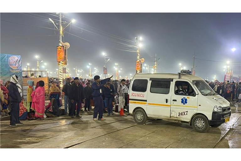 Ein Krankenwagen verlässt den Ort einer Massenpanik beim weltgrößten Pilgerfest in Indien. (Foto aktuell)