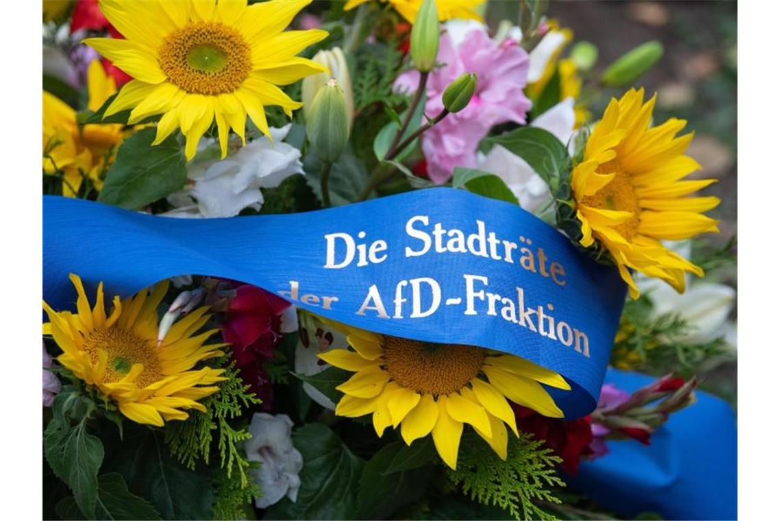 Nach dem Terror in Halle: AfD streitet mit ihren Kritikern Ein Kranz der Stadträte der AfD-Fraktion liegt in der Nähe der Synagoge in Dresden. Foto: Robert Michael/dpa-Zentralbild/dpa