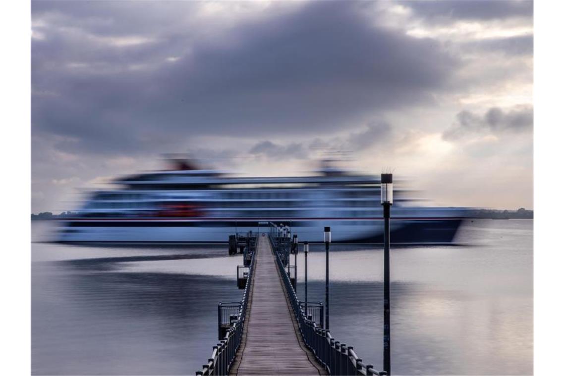 Ein Kreuzfahrtschiff passiert eine Seebrücke. Foto: Jens Büttner/dpa-Zentralbild/dpa/Symbolbild