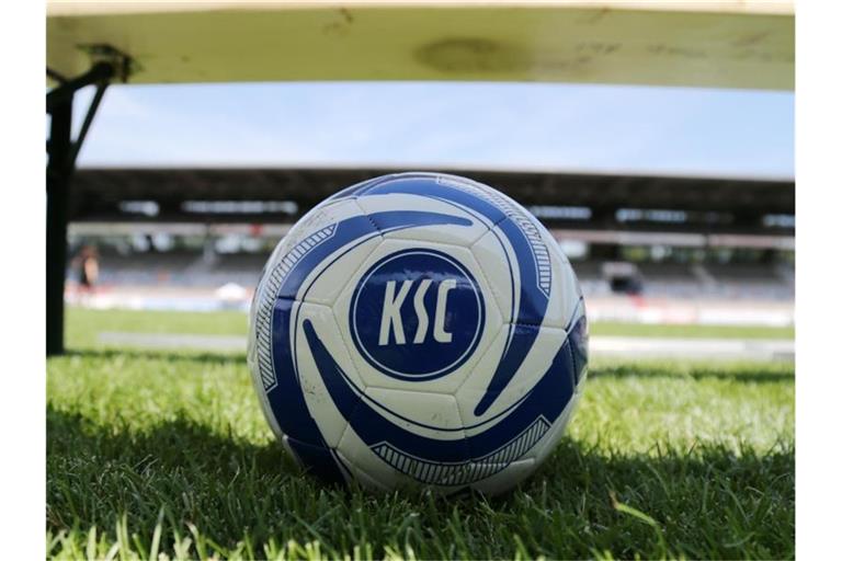 Ein KSC-Spielball liegt unter einer Bank im Stadion. Foto: Michael Deines/dpa