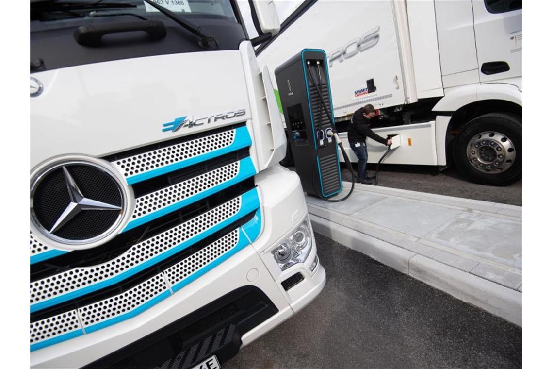 Ein Ladestecker steckt in einem elektrisch angetriebenen Mercedes-Benz eActros. Foto: Marijan Murat/dpa