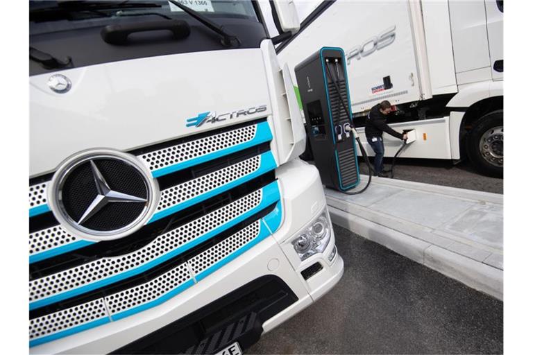 Ein Ladestecker steckt in einem Mercedes-Benz eActros des Lastwagenherstellers Daimler Truck. Foto: Marijan Murat/dpa/Archivbild