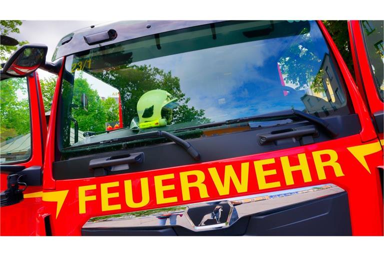 Ein Lastwagen hat auf der Autobahn 7 bei Aalen (Ostalbkreis) Feuer gefangen (Symbolfoto).