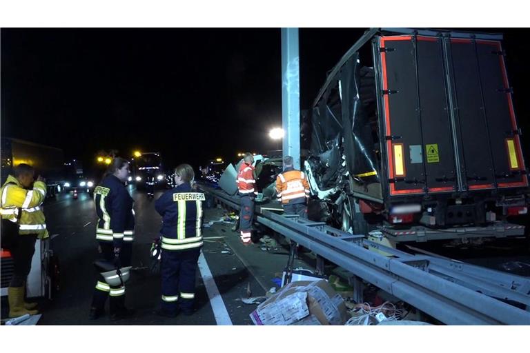 Ein Lastwagen rammt den Betonpfeiler einer Schilderbrücke auf der A2, zwei Menschen sterben.