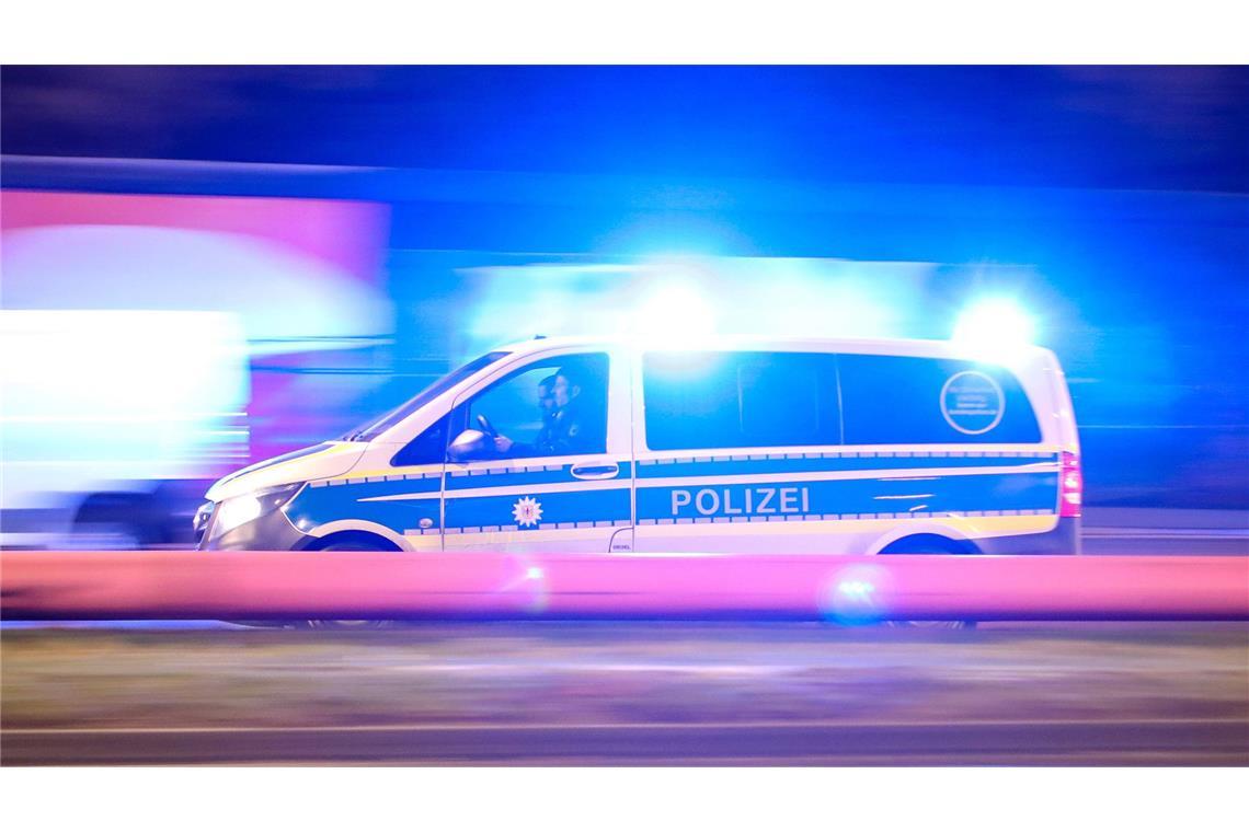 Ein Lastwagenfahrer hatte in der Nacht beim Spurwechsel ein Auto gestreift. (Symbolfoto)