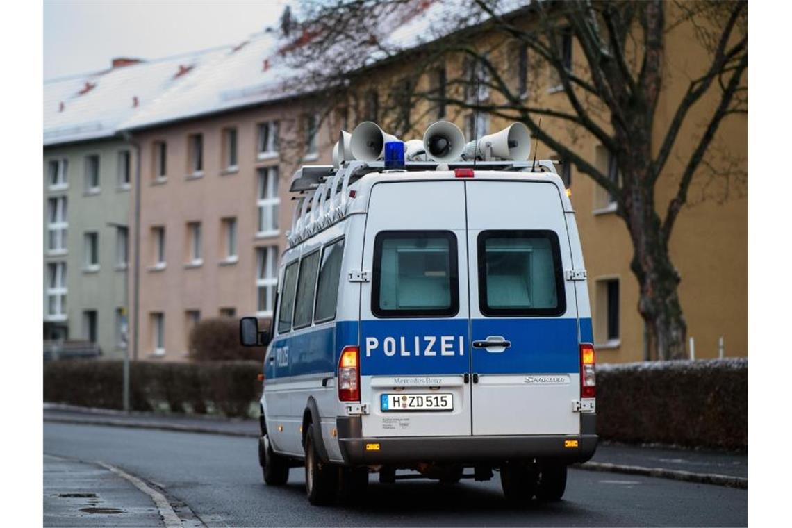 Weltkriegsbomben in Göttingen sollen gesprengt werden Ein Lautsprecherwagen der Polizei fährt durch das Evakuierungsgebiet. Im Bereich der Godehardstraße in Göttingen werden vier Blindgänger aus dem Zweiten Weltkrieg im Boden vermutet. Foto: Swen Pförtner/dpa