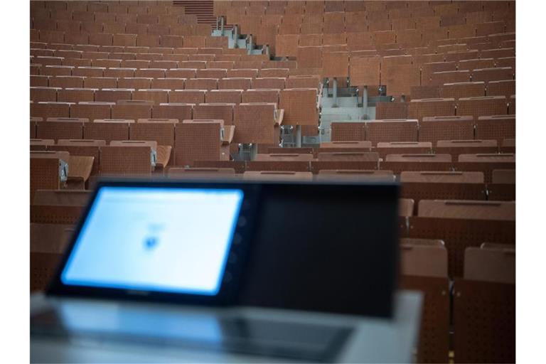 Ein leerer Hörsaal an einer Universität. Foto: Sebastian Gollnow/dpa/Symbolbild