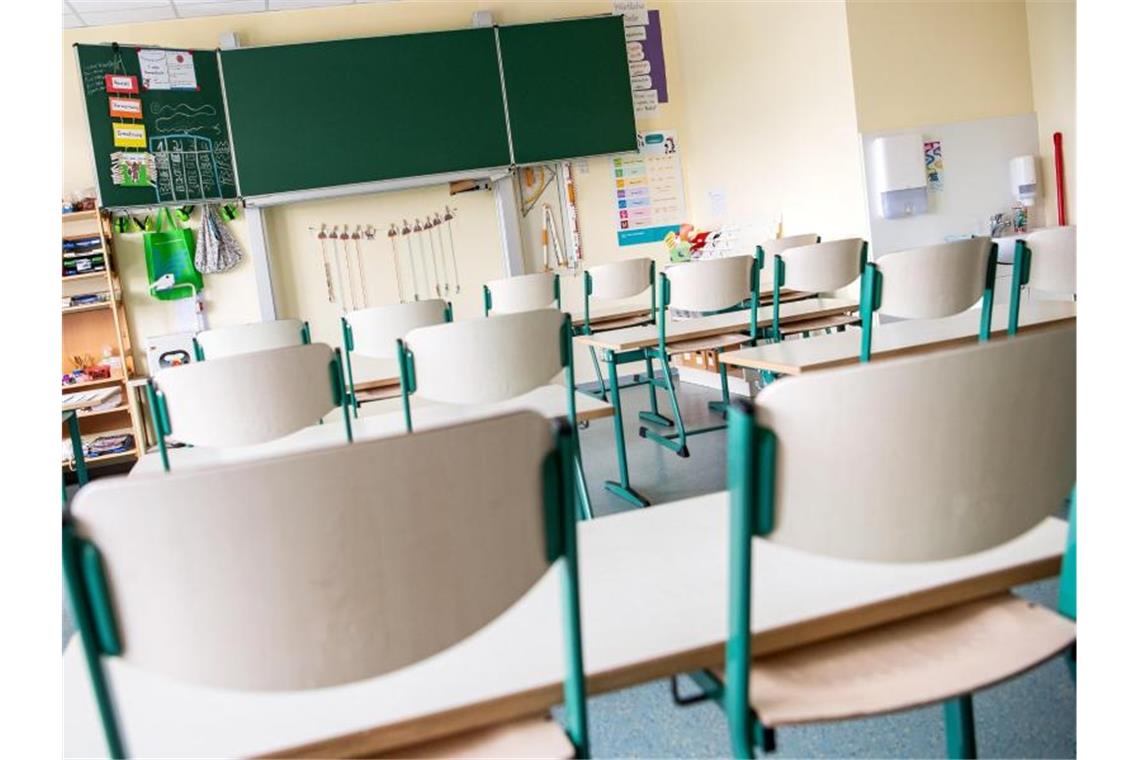 Abstand halten im Präsenzunterricht: Kritik an Eisenmann Ein leerer Klassenraum. Foto: Sina Schuldt/dpa/dpa-tmn/Symbolbild